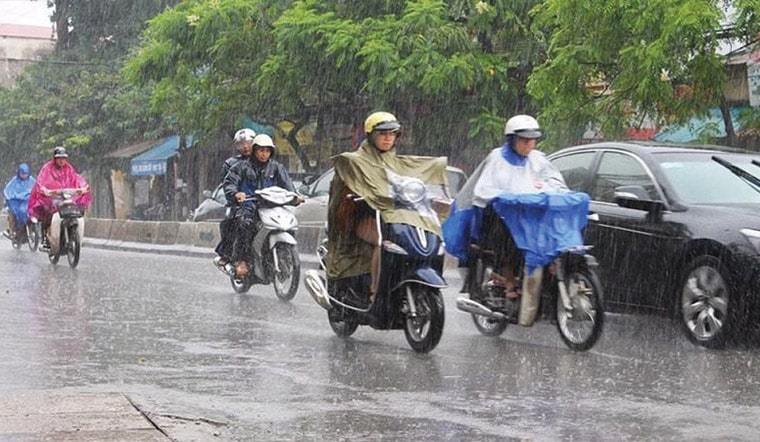 Chuẩn bị áo mưa khi ra đường